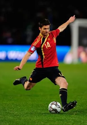 足球运动员带球突破防守，展现精湛脚法